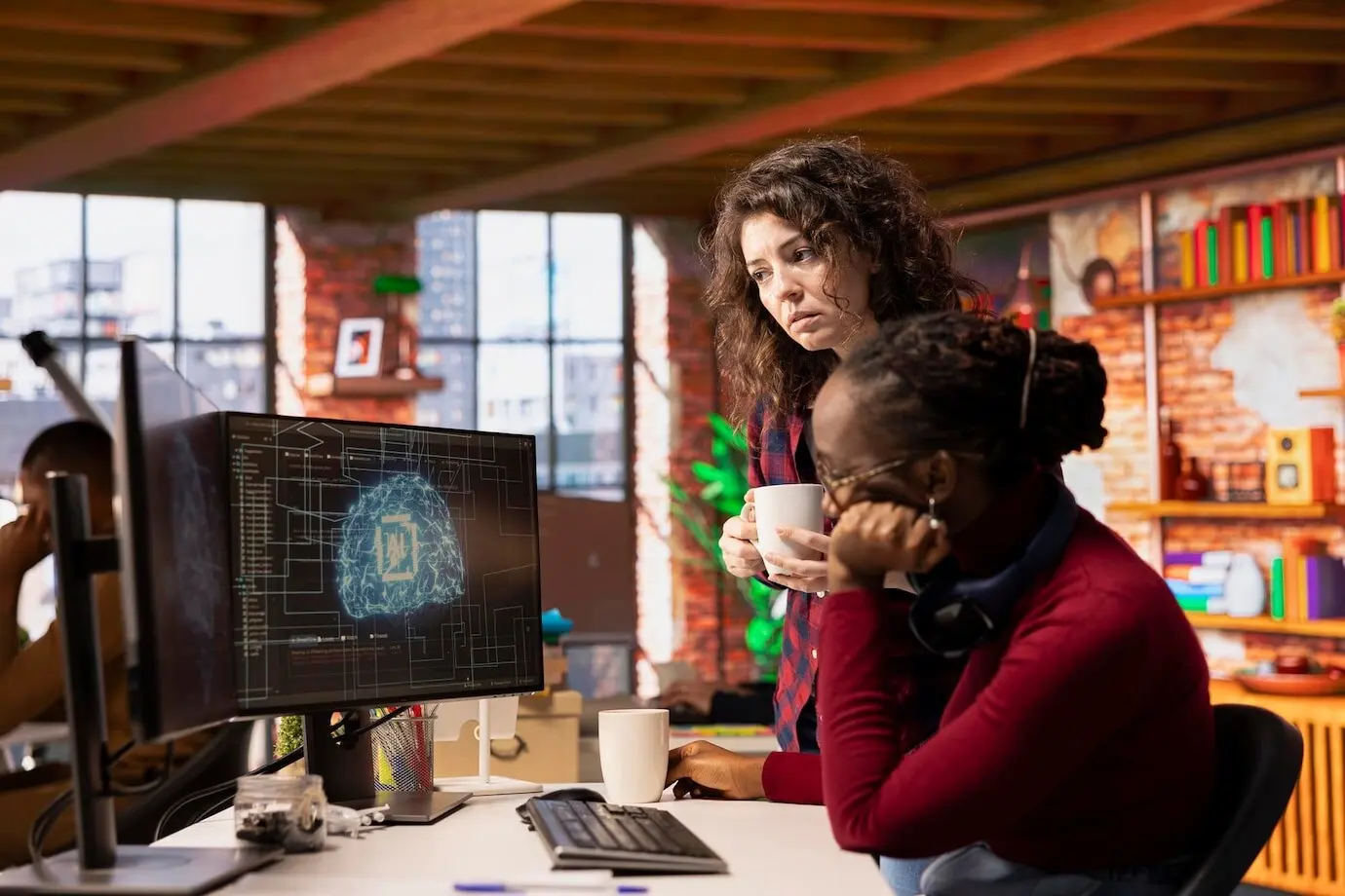 Empleado hablando con un compañero de trabajo en un lugar de trabajo de IA en Silicon Valley.
