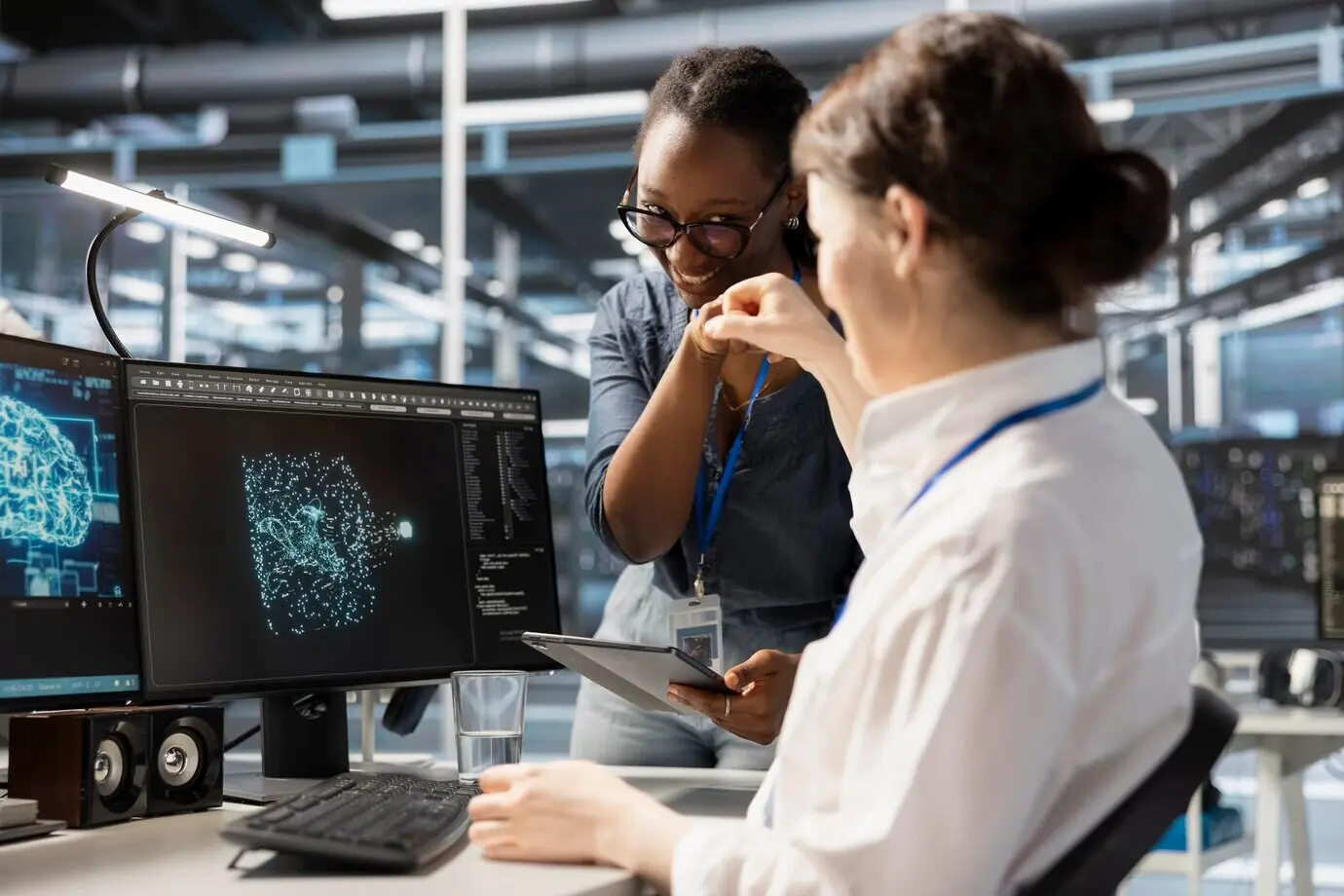 Administradores de centros de datos alegres chocan los puños para celebrar la implementación de IA.