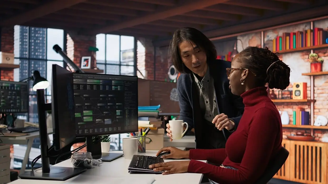 El CTO supervisor de una startup de IA lleva café a un trabajador cansado.