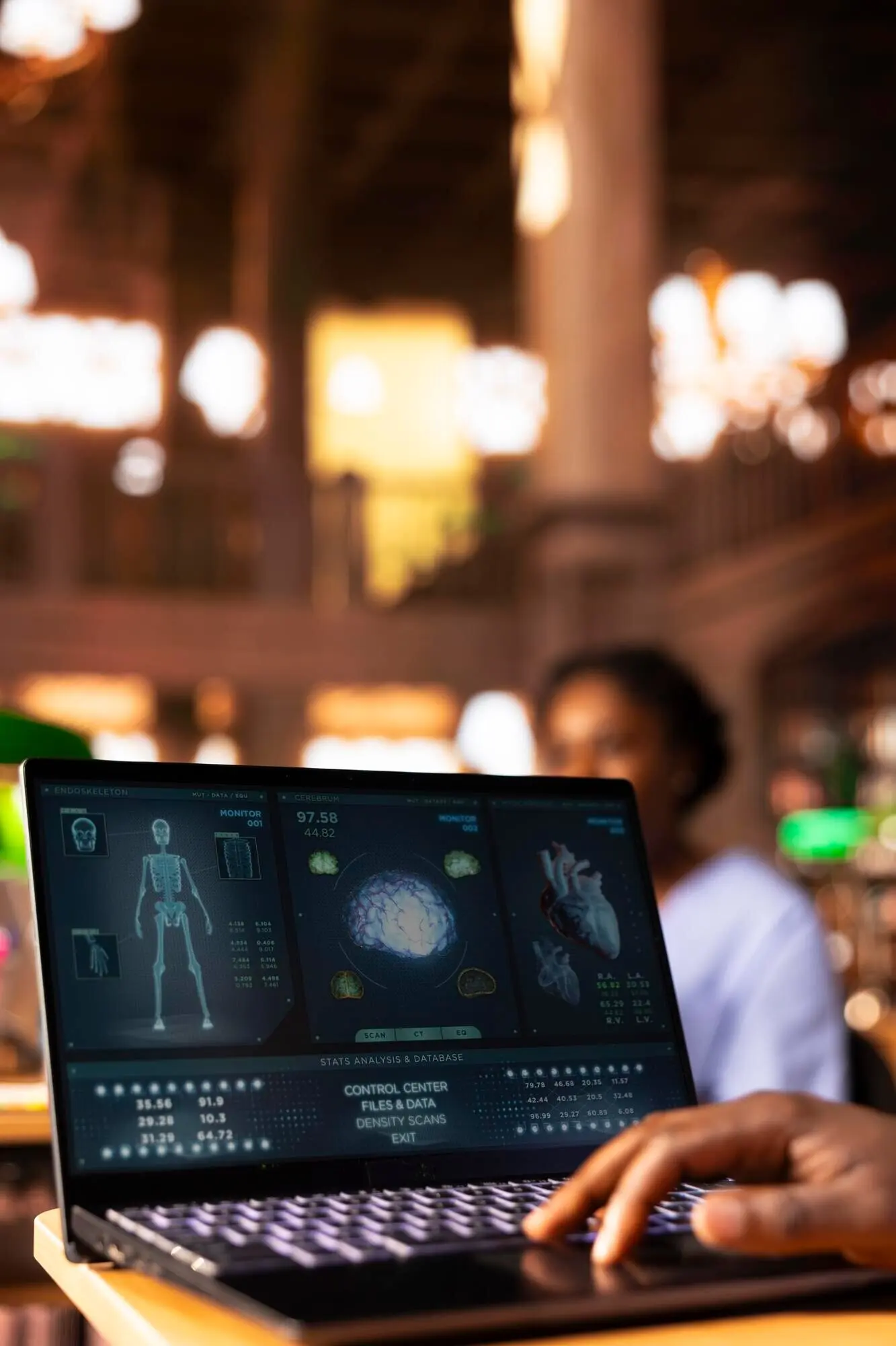 Persona negra estudiante de la escuela de medicina que estudia y toma apuntes utilizando información en línea.