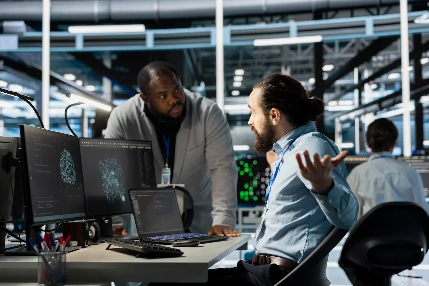 Gerente de centro de datos increpa a un empleado, reprochándole problemas de rendimiento.