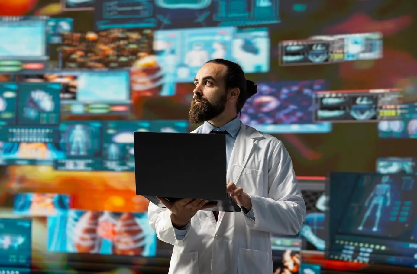 Joven profesional de la salud interactuando con tecnología de salud virtual para telemedicina